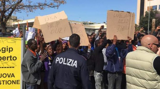 Profughi bloccano strada, esigono di cambiare hotel