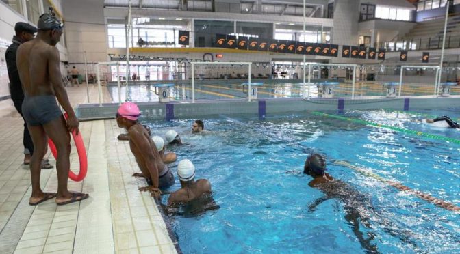 L’ultima battaglia del PD: “Profughi hanno diritto alla piscina”