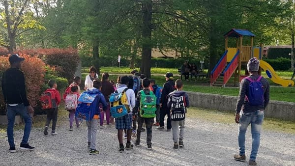 Modena: richiedenti asilo accompagnano bambini a scuola – FOTO