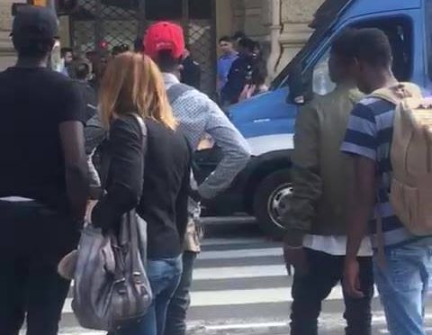 Migranti lo circondano: “Italiani me*da.. andate a fan*ulo, polizia vaff**culo” – VIDEO