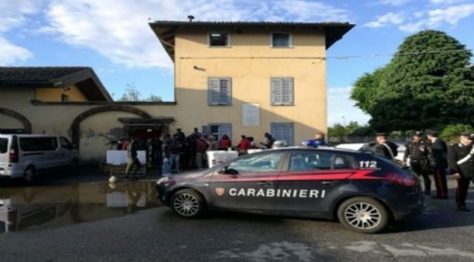 Profughi invadono strada: “Il vostro cibo fa schifo” – FOTO