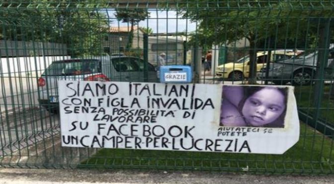 Bimba italiana in camper nella città dove vescovi e governo danno case agli africani