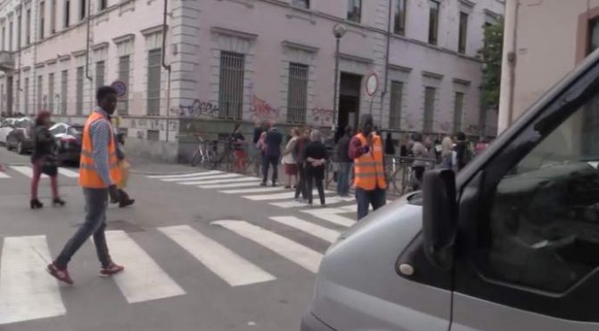 Profughi vigili davanti alle scuole, ancora polemiche a Parma