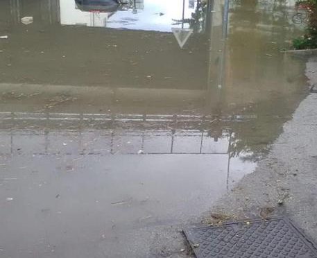 Bomba acqua su Ancona, poliziotti eroi salvano donne bloccate in auto – VIDEO