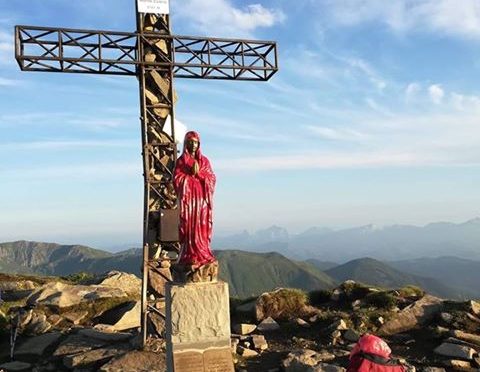 Seguace Boldrini e vandalo: imbratta Madonnina di rosso