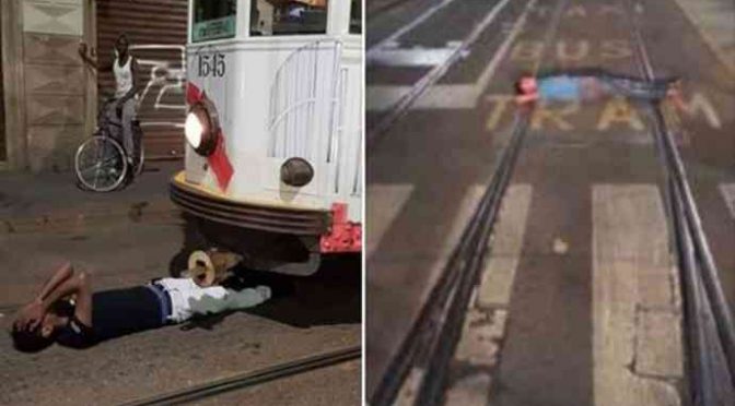 Milano, immigrati bloccano tram sdraiandosi su rotaie – FOTO