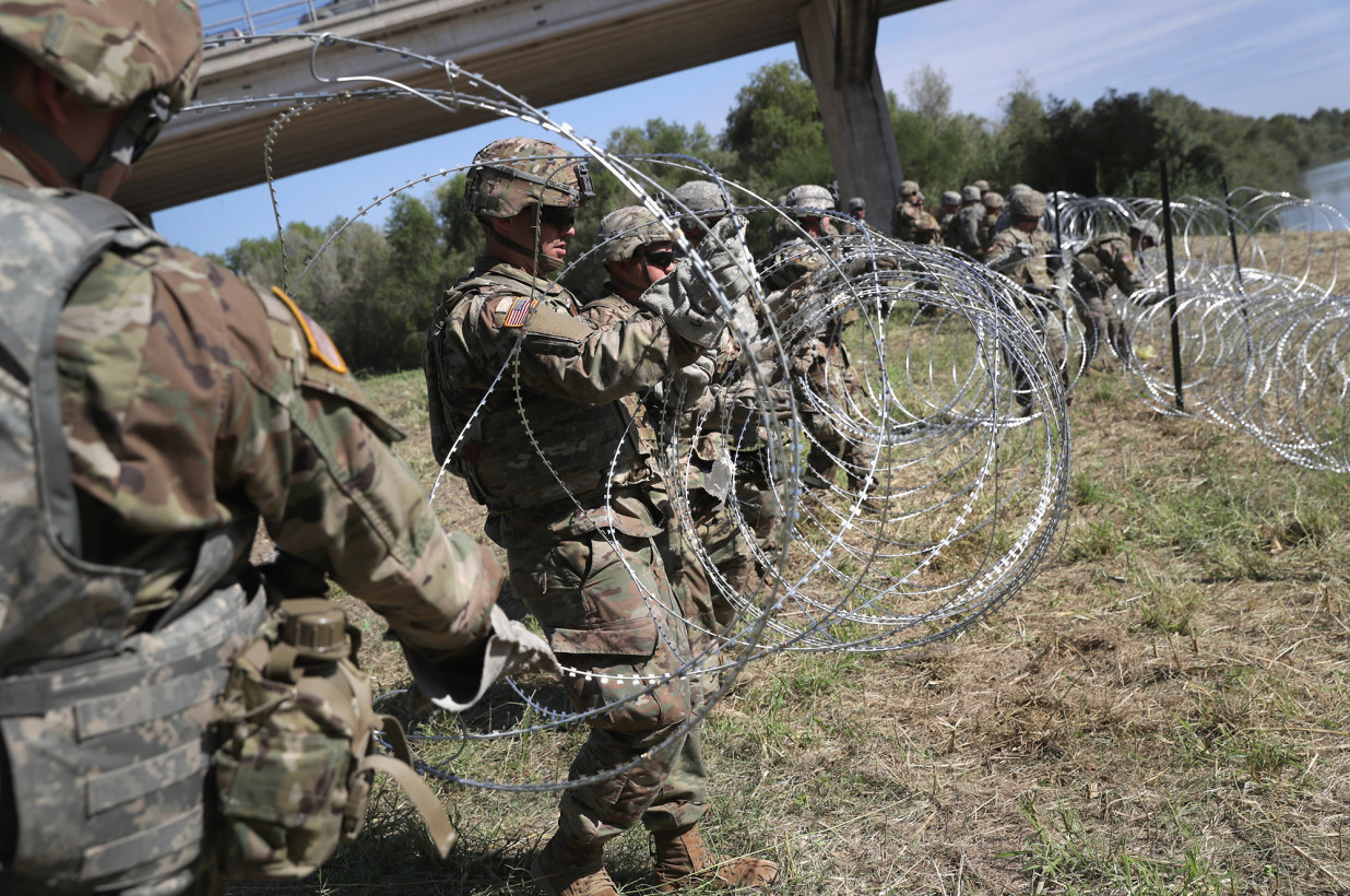 181103-barbed-wire-soldiers.jpg
