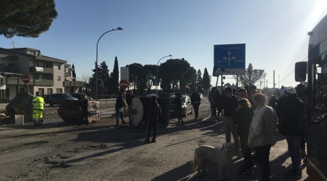 Giapponese pulisce strada a Pesaro