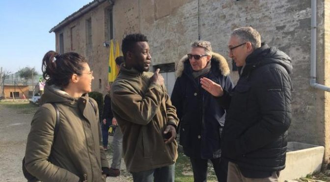 Profugo nigeriano insegna ai bambini italiani la cultura contadina italiana