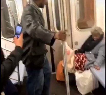 Brutale aggressione sulla metro – VIDEO