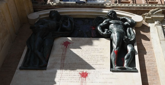 Bologna, teppisti rossi sfregiano monumento all’Amor Patrio