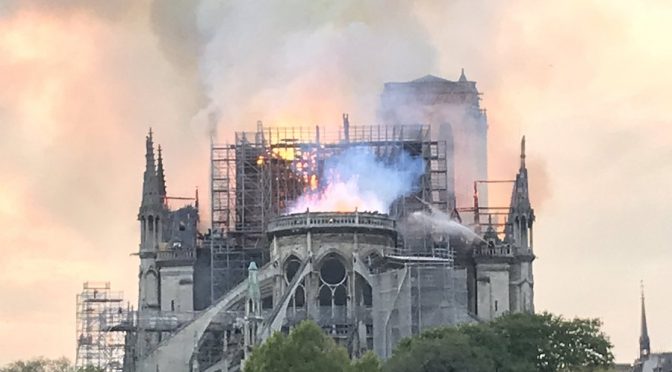 La guglia di Notre Dame non esiste più – VIDEO