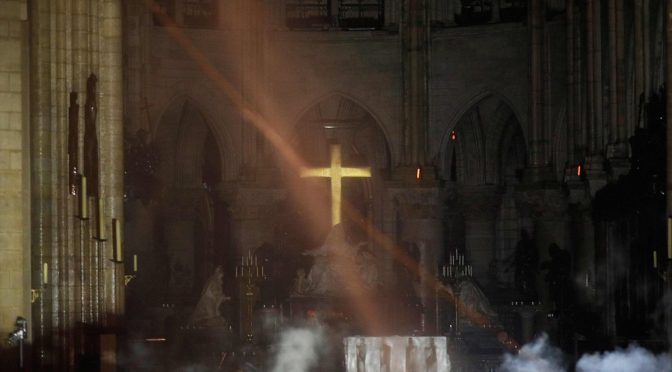 Notre Dame, seconda chiesa Parigi a bruciare in 1 mese, Meluzzi: “E’ l’Occidente che brucia” – VIDEO