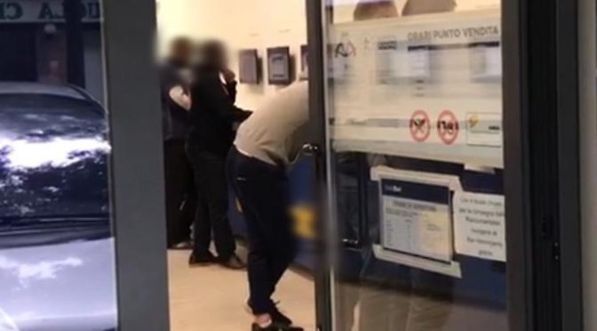 Immigrati spendono la paghetta in centro scommesse – VIDEO