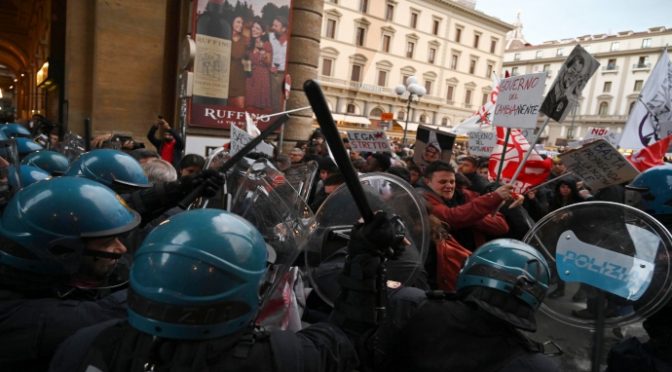 Estremisti sinistra attaccano comizio Salvini, violenza a Firenze