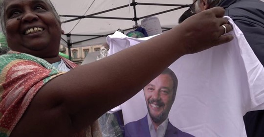 Turisti indiani pazzi per i gadget di Salvini ma lo staff: ”Gratis solo agli italiani”