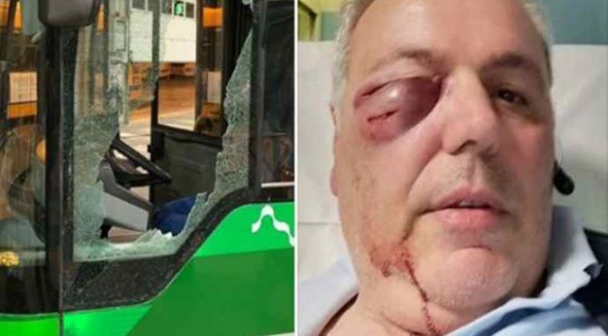 Branco immigrato senza biglietto massacra autista e lo lascia a terra nel sangue: bus devastato