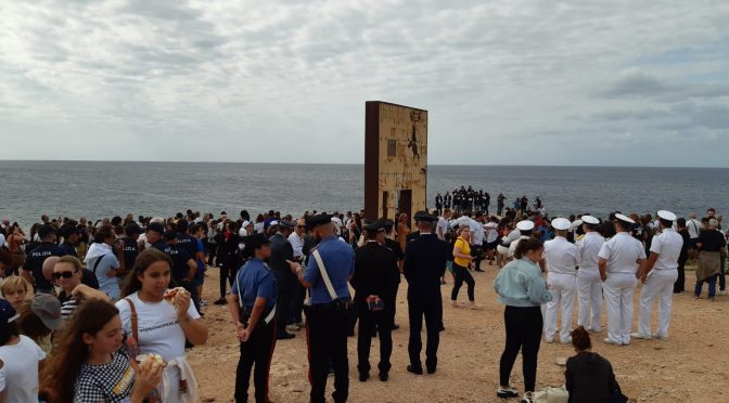 Governo ‘deporta’ 500 studenti a Lampedusa da tutta Italia per celebrare gli sbarchi – VIDEO