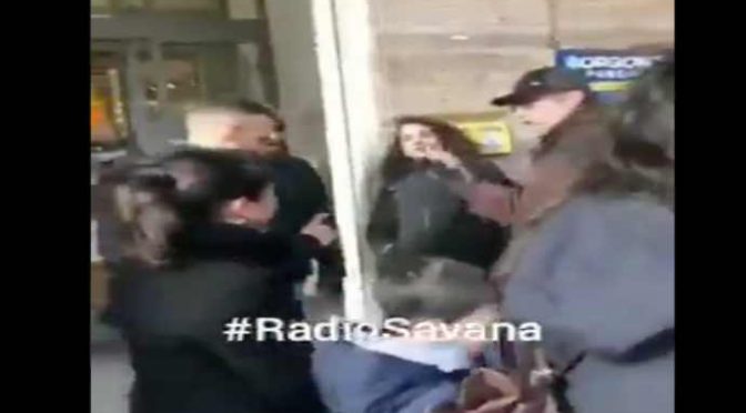 ‘Sardine’ circondano banchetto Lega, impediscono raccolta firme – VIDEO