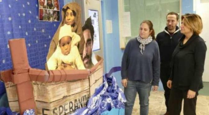 Scuola, barcone al posto del Presepe: Gesù è clandestino – FOTO