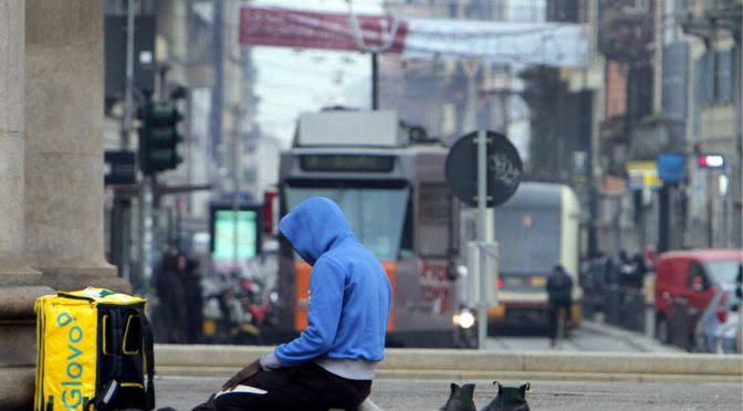 Milano, i raider pregano cinque volta verso la Mecca