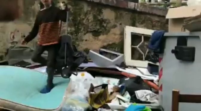 Napoli, bambini rom usati per scavare nei rifiuti di De Magistris – VIDEO