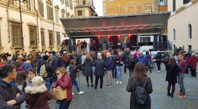 A Roma sardine flop e Santori scappa: “Chi vi ha pagato il palco da 2800 euro?”