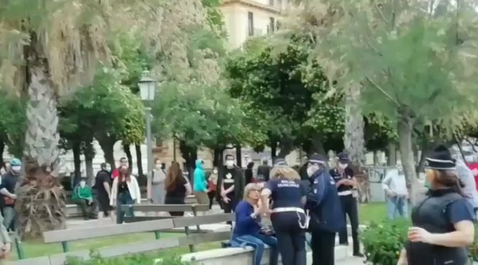 Donna placcata da vigili perché non ha la mascherina – VIDEO