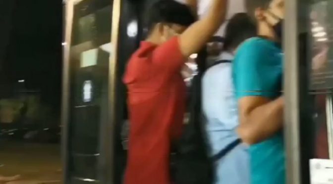 Migrante sputacchia sulla metro, passeggero reagisce – VIDEO