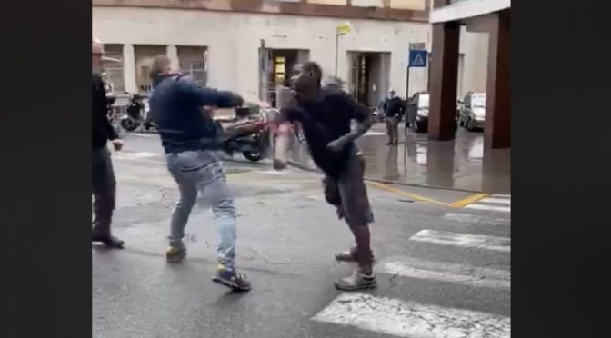 Africano manda all’ospedale poliziotto, poi aggredisce passanti – VIDEO