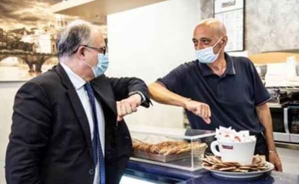 Cosa si inventa il ministro Gualtieri per scroccare un caffè