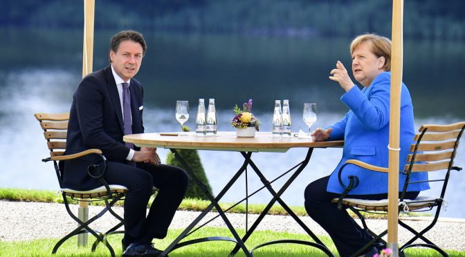 Conte fa l’aperitivo con la Merkel: vuole indebitarci per mantenere i clandestini infetti