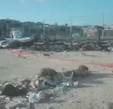 Lampedusa, i barconi incendiati sono ancora tutti lì – VIDEO