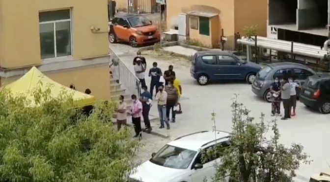 Tamponi gratis per gli immigrati: italiani devono pagare, tutti in fila a spese nostre  – VIDEO