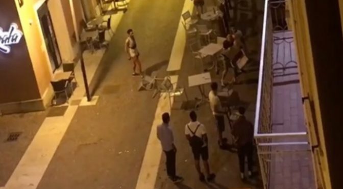 Guerriglia a Verona: immigrati devastano locale a sprangate – VIDEO