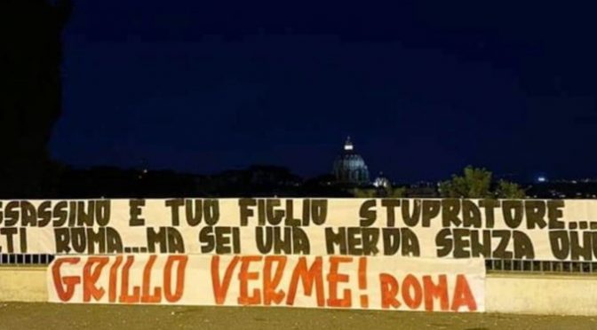 Beppe Grillo, striscione contro il comico M5s: “Tu assassino, tuo figlio stupratore”