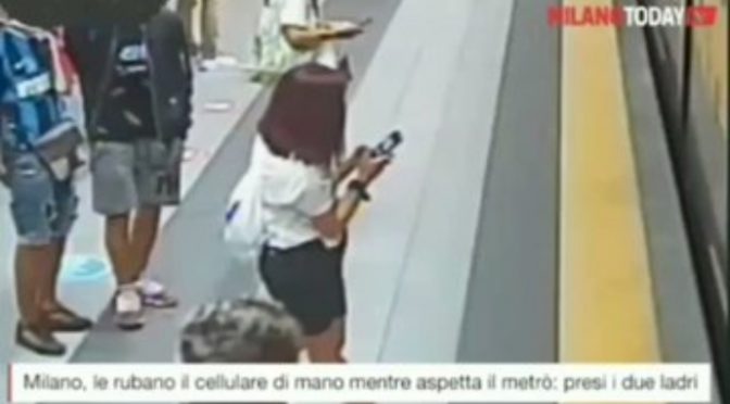 Guardate come i marocchini rapinano questa ragazzina – VIDEO