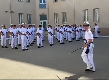 La marinaia ballerina si difende: “Lo fanno tutti” – VIDEO