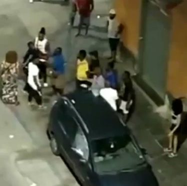 Napoli, africani assaltano quartiere: vandalizzano auto – VIDEO