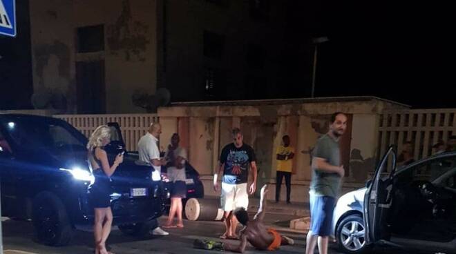 Immigrati mantenuti dalla Raggi a spese dei cittadini bloccano traffico sdraiati sull’asfalto – FOTO