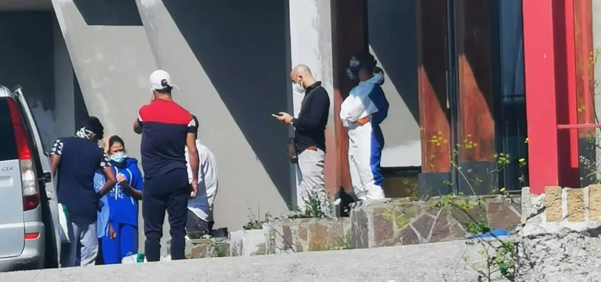 Governo trasferisce immigrati da quarantena nel loro hotel: personale si ammutina e turisti fuggono