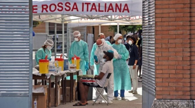 Migrante infetto contagia poliziotti: tutti in quarantena