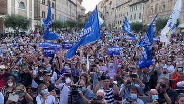 Salvini zittisce le sardine: “Fatevi meno canne e manteneteli voi i clandestini” – VIDEO