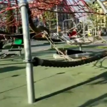 Migranti hanno rubato il parco gioco ai bambini: trasformato in dormitorio – VIDEO