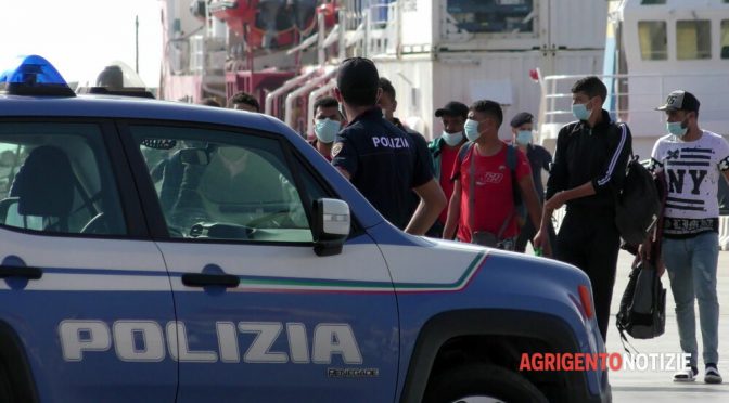 Lamorgese traghetta i clandestini e poi li monta sui treni verso nord – VIDEO