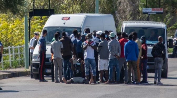 BOOM DI CONTAGI IN CENTRO DI ACCOGLIENZA E INFETTANO TUTTO IL COMUNE: 150 POSITIVI