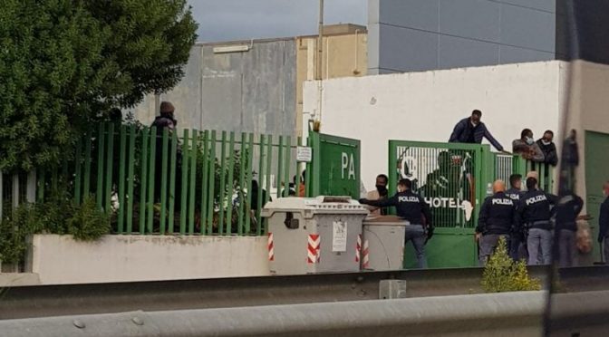 IMMIGRATI INFETTI CONTRO POLIZIA: IN FUGA DALLA QUARANTENA – VIDEO