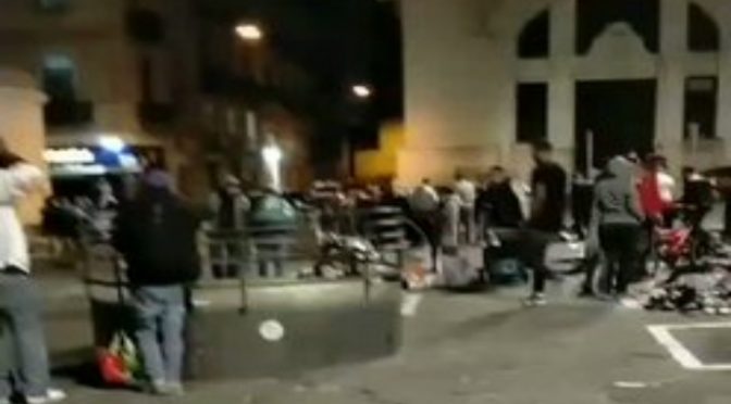 Migranti senza mascherina vendono merce: nessuno li ferma – VIDEO