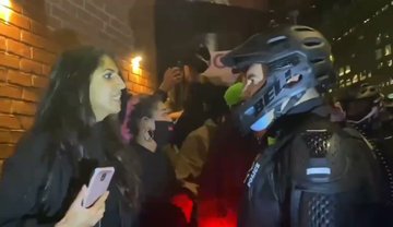 Fan colorata di Biden sputa in faccia a poliziotto bianco: “Fascista” – VIDEO