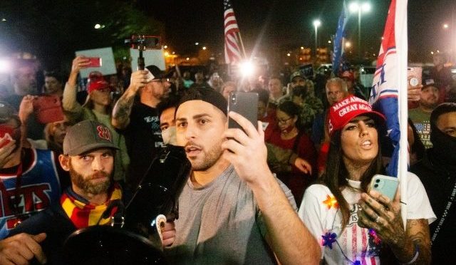 Usa2020, folla protesta contro i brogli fuori dai seggi: “Contate i nostri voti” – VIDEO